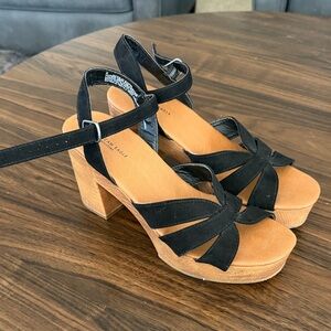 American Eagle Outfitters Black Suede Platform Sandals with Tan Wood-Look Sole